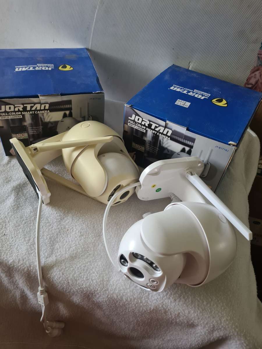 SET OF TWO WIFI SMART CAMERAS