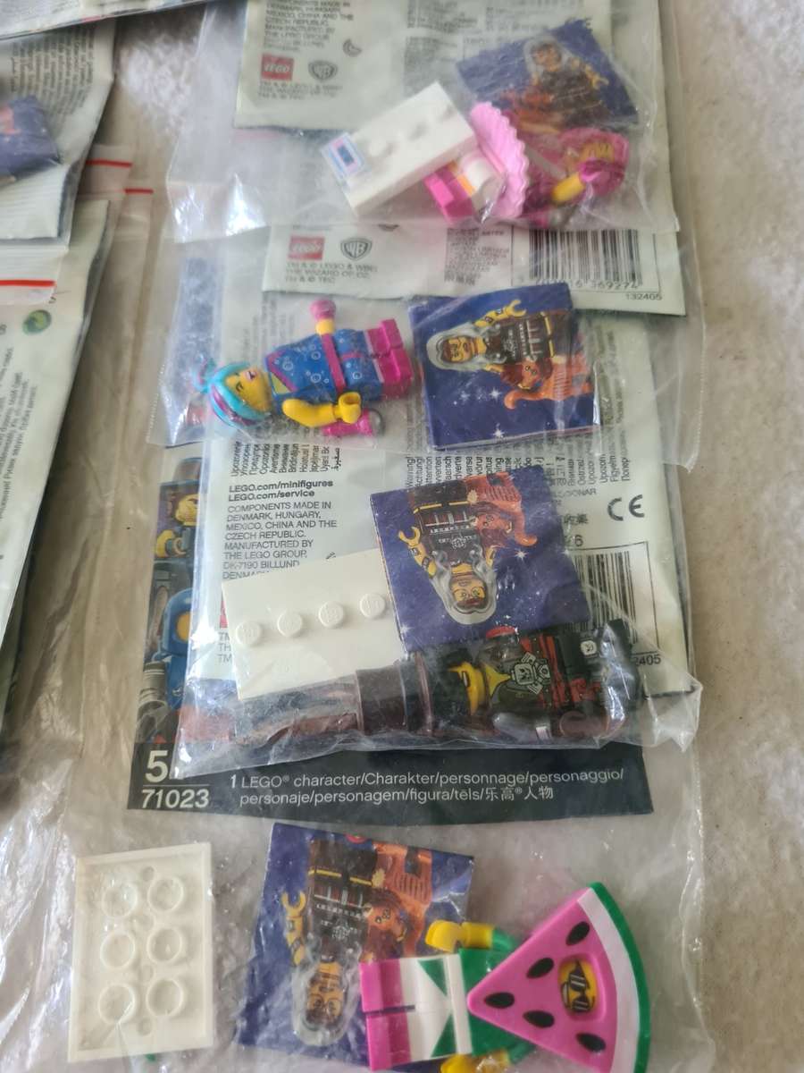 8 LEGO THE MOVIE MINIFIGURES WITH ASSESCORIES (LIMITED EDITION)