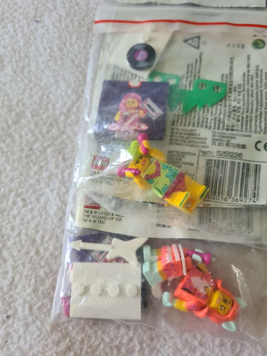 8 LEGO THE MOVIE MINIFIGURES WITH ASSESCORIES (LIMITED EDITION)