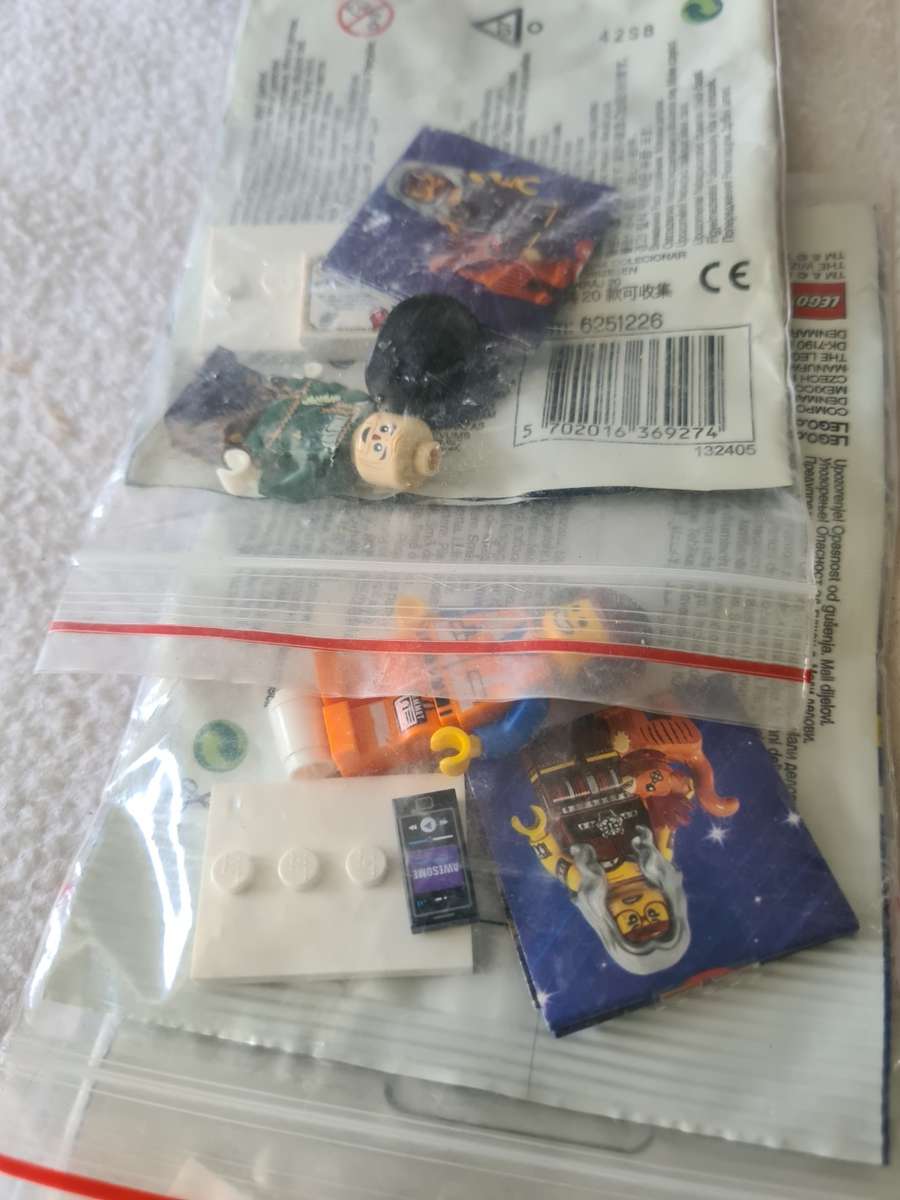 8 LEGO THE MOVIE MINIFIGURES WITH ASSESCORIES (LIMITED EDITION)