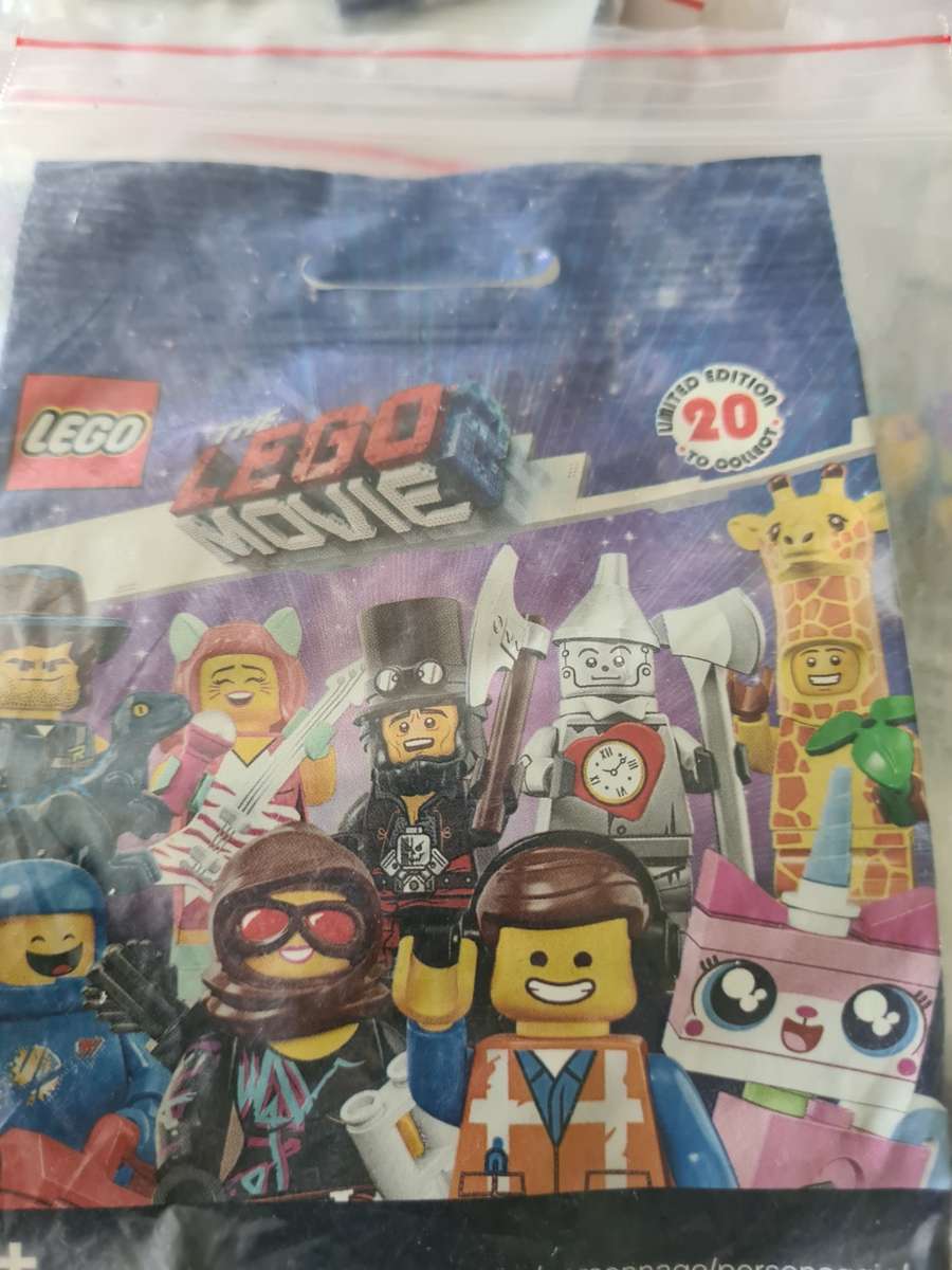 8 LEGO THE MOVIE MINIFIGURES WITH ASSESCORIES (LIMITED EDITION)