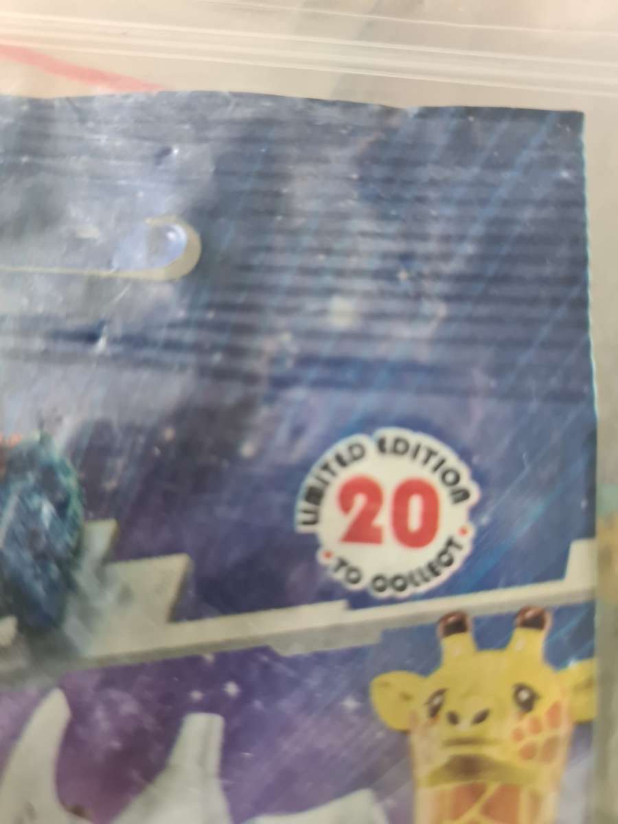 8 LEGO THE MOVIE MINIFIGURES WITH ASSESCORIES (LIMITED EDITION)