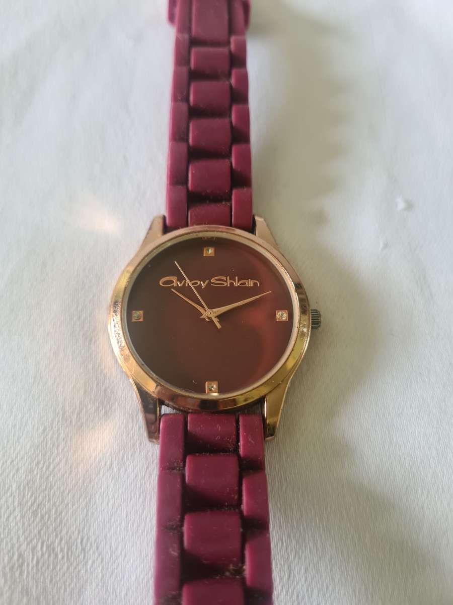 AVROY SHLEIN WRISTWATCH (NEEDS BATTERY)