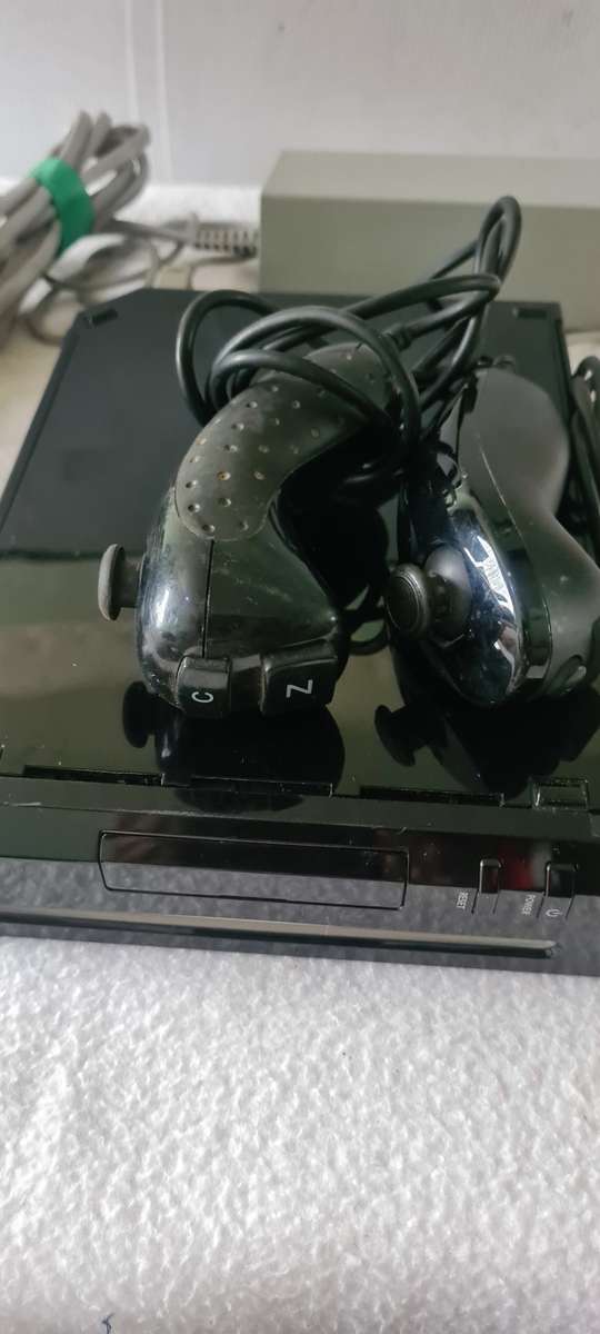 NINTENDO WII (BLACK)INCL.2 NUNCHUK ADAPTERS,A WHITE REMOTE,P.SUPPLY AND A GAME DISC-SEE DESCRIPTION