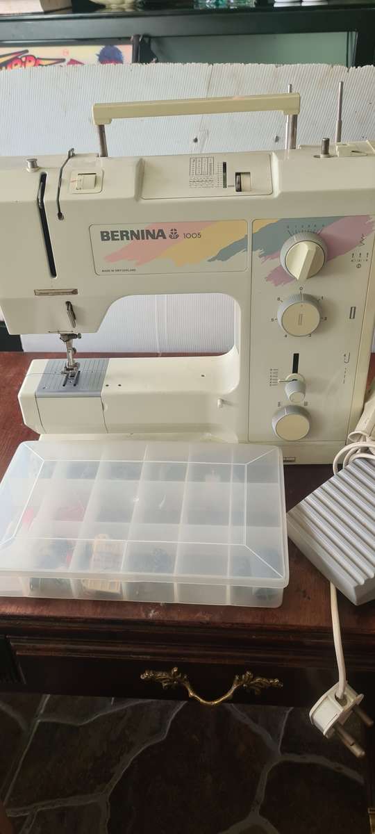 BERNINA 1005*MADE IN SWITZERLAND (ALL METAL SEWING MACHINE WITH ATTACHMENTS AND CARRY CASE-WORKS WEL