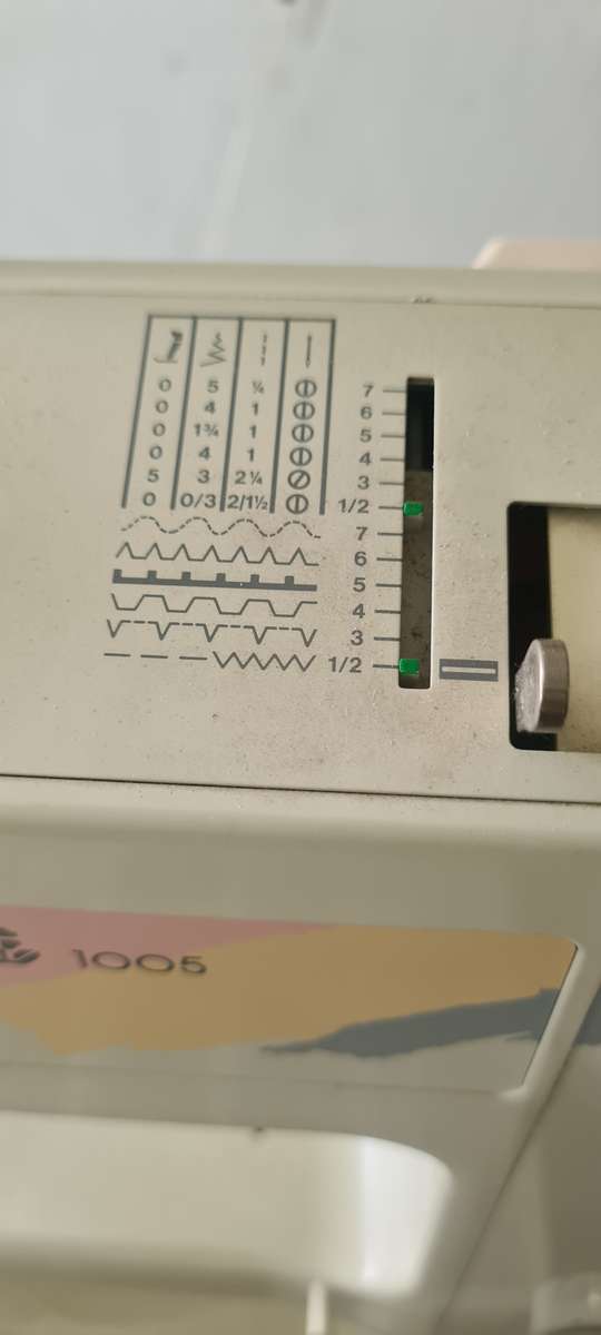 BERNINA 1005*MADE IN SWITZERLAND (ALL METAL SEWING MACHINE WITH ATTACHMENTS AND CARRY CASE-WORKS WEL