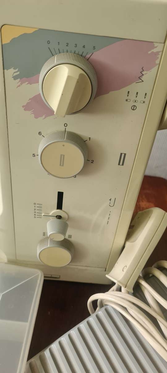 BERNINA 1005*MADE IN SWITZERLAND (ALL METAL SEWING MACHINE WITH ATTACHMENTS AND CARRY CASE-WORKS WEL