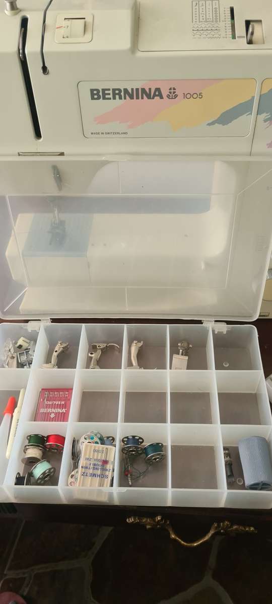 BERNINA 1005*MADE IN SWITZERLAND (ALL METAL SEWING MACHINE WITH ATTACHMENTS AND CARRY CASE-WORKS WEL