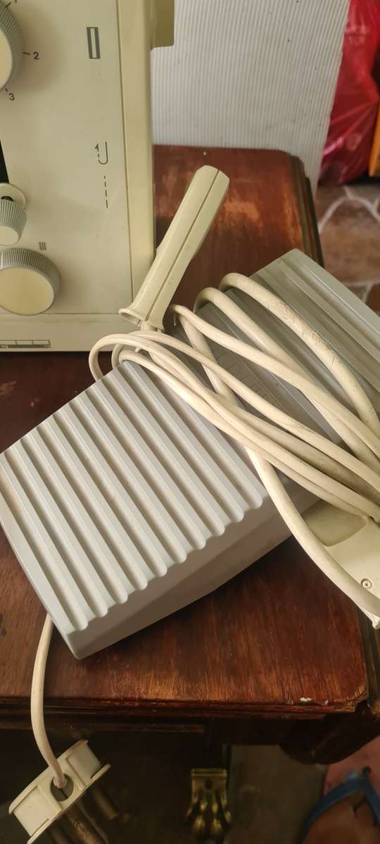 BERNINA 1005*MADE IN SWITZERLAND (ALL METAL SEWING MACHINE WITH ATTACHMENTS AND CARRY CASE-WORKS WEL