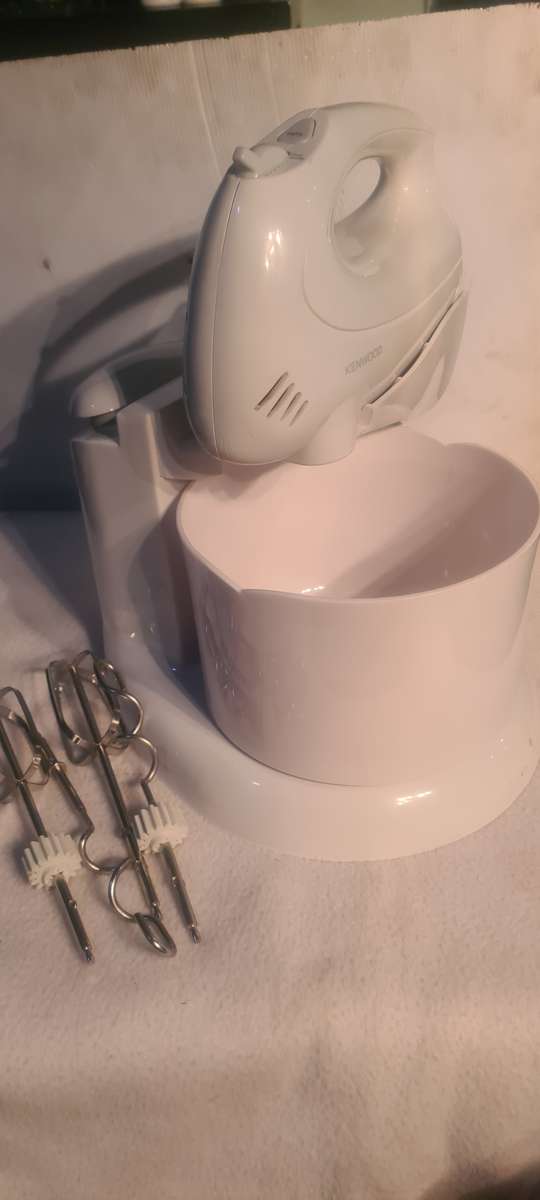 KENWOOD MIXER WITH STAND,BOWL AND ATTACHMENTS(WORKS)