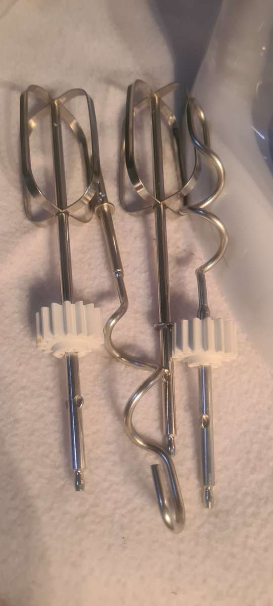 KENWOOD MIXER WITH STAND,BOWL AND ATTACHMENTS(WORKS)