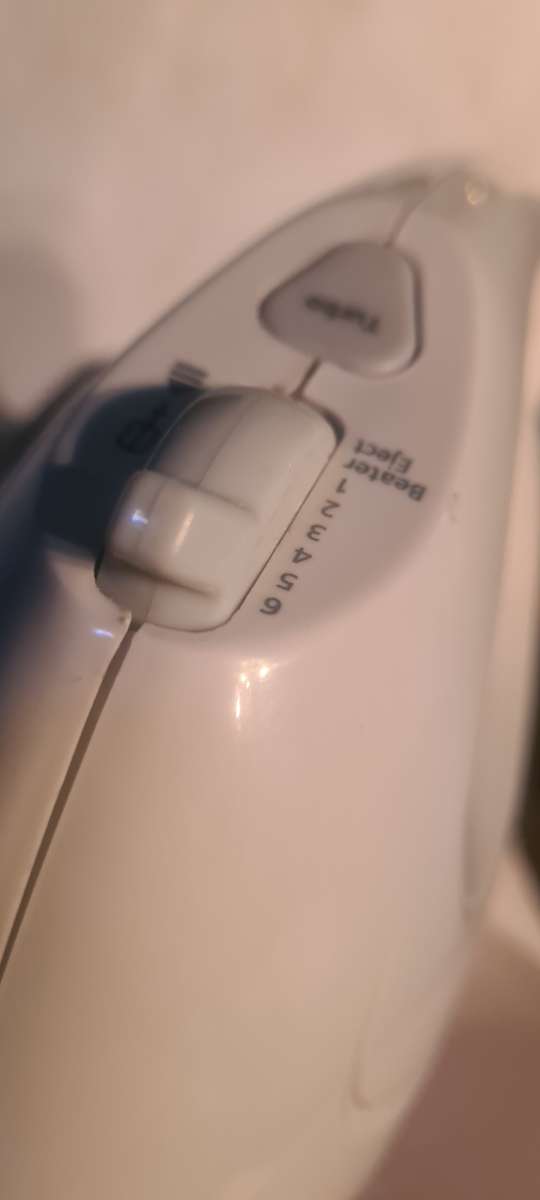 KENWOOD MIXER WITH STAND,BOWL AND ATTACHMENTS(WORKS)