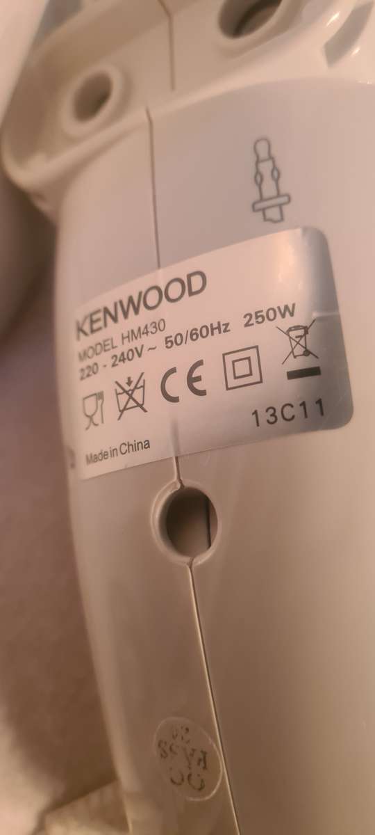 KENWOOD MIXER WITH STAND,BOWL AND ATTACHMENTS(WORKS)