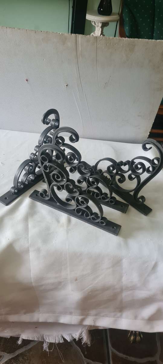 4 PIECE WALL BRACKETS (GREAT FOR HANGING BASKETS PLANTS