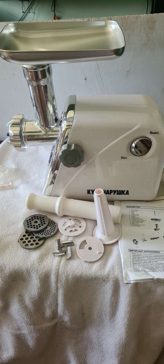 MINCER AND SAUSAGE MAKER WITH ALL ATTACHMENTS