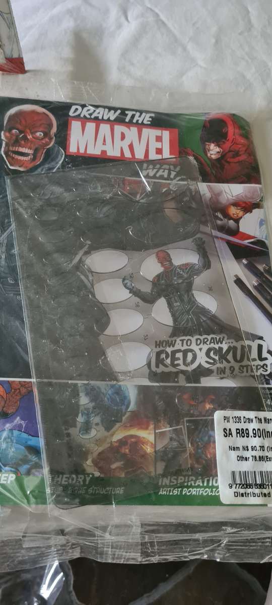 9 DIFFERENT ISSUES OF DRAW THE MARVEL WAY (INCL.A MARVEL FILE AND BINDER)37 PIECE