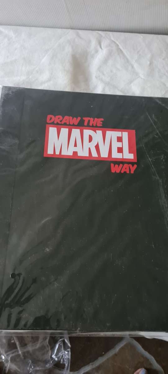 9 DIFFERENT ISSUES OF DRAW THE MARVEL WAY (INCL.A MARVEL FILE AND BINDER)37 PIECE