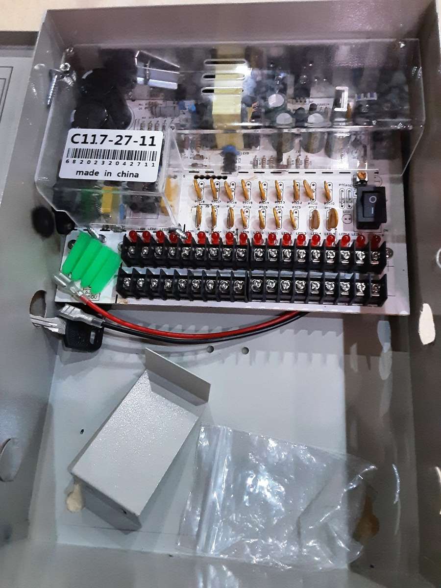 12 VDC POWER SUPPLY WITH BATTERY BACKUP