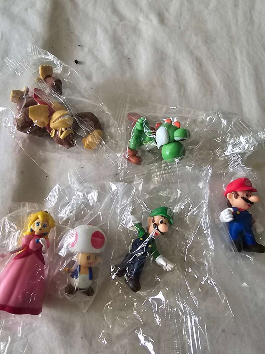 6 PIECE COLLECTABLE MINI TOYS(INCL.MARIO BROS AND LUIGI)