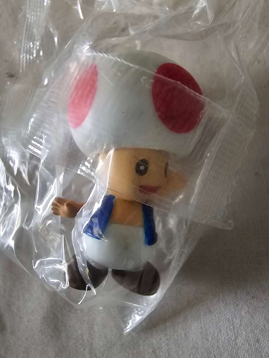 6 PIECE COLLECTABLE MINI TOYS(INCL.MARIO BROS AND LUIGI)