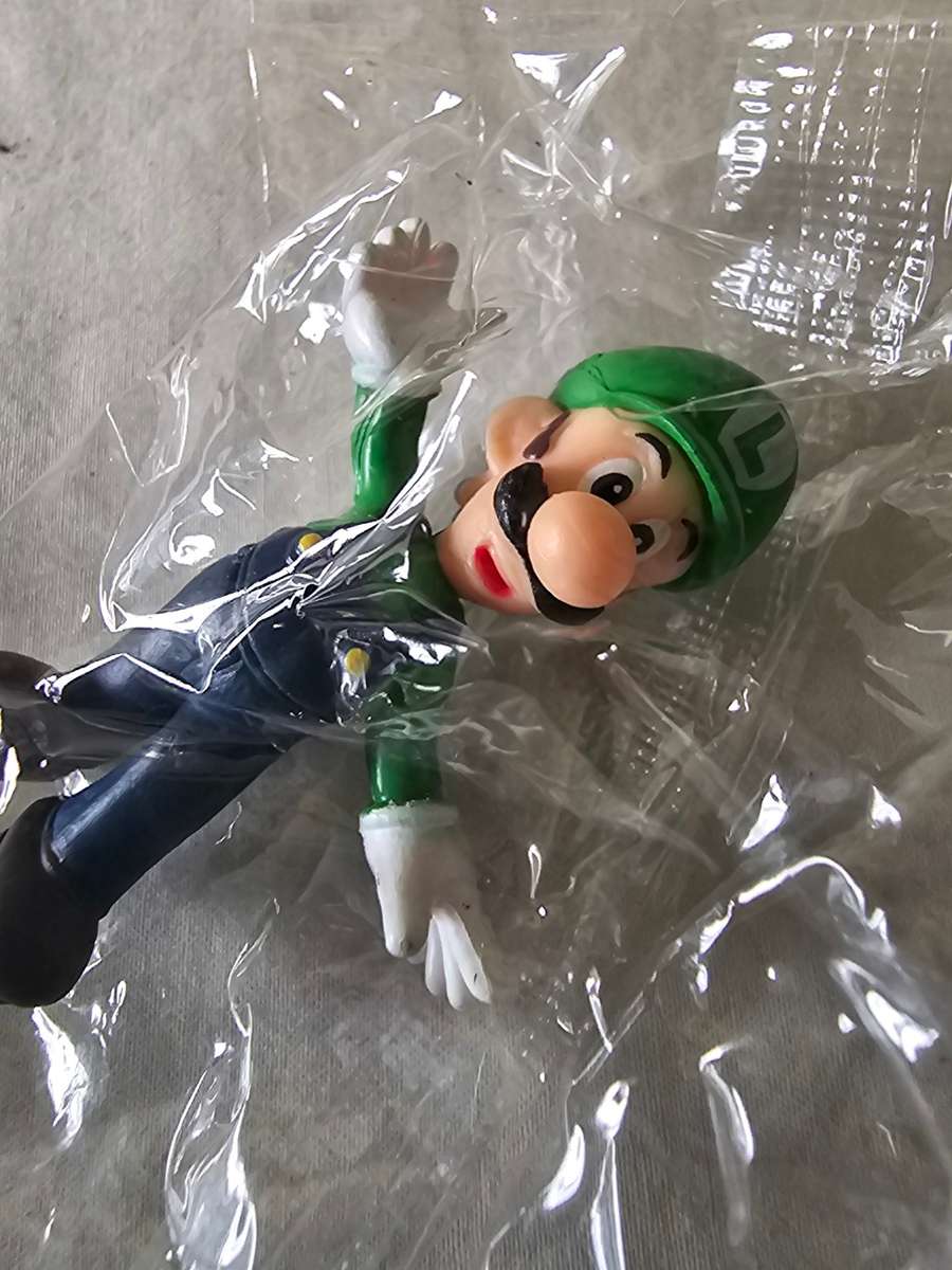 6 PIECE COLLECTABLE MINI TOYS(INCL.MARIO BROS AND LUIGI)