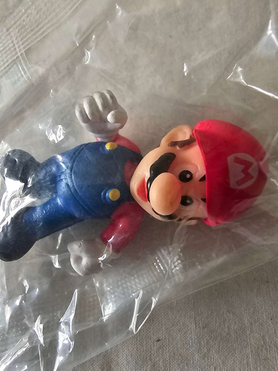 6 PIECE COLLECTABLE MINI TOYS(INCL.MARIO BROS AND LUIGI)