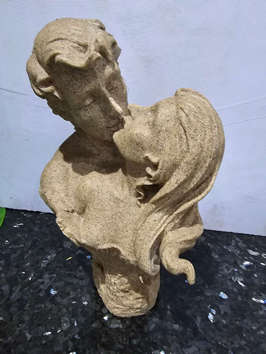 FIBRE COUPLE KISSING STATUE FOR INTERIOR DECOR