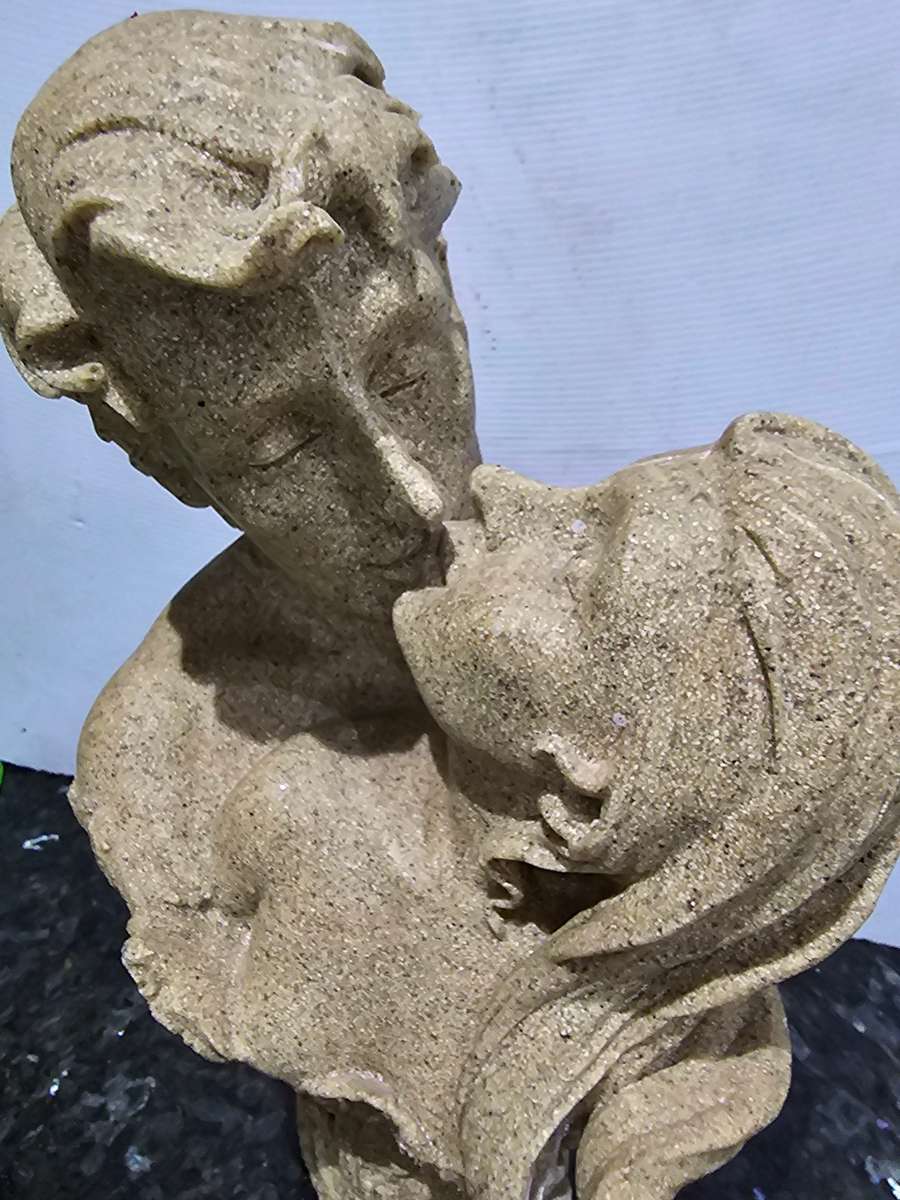 FIBRE COUPLE KISSING STATUE FOR INTERIOR DECOR