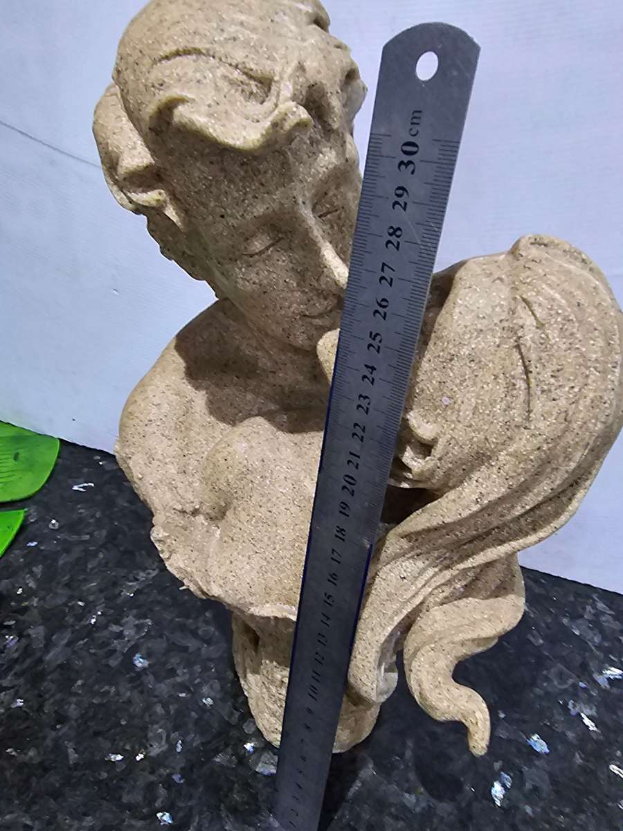 FIBRE COUPLE KISSING STATUE FOR INTERIOR DECOR