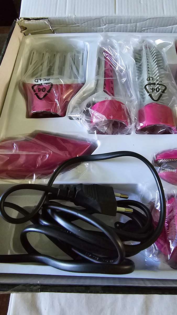 HAIR STYLER WITH 10 ATTACHMENTS