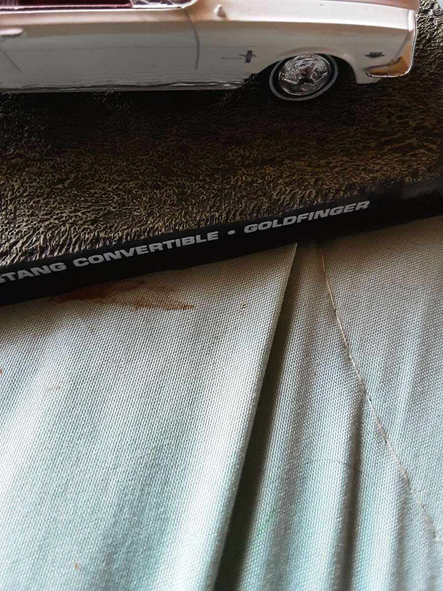 JAMES BOND DIE CAST MODEL FORD MUSTANG CONVERTIBLE-SCALE 1:43(GOLDFINGER)