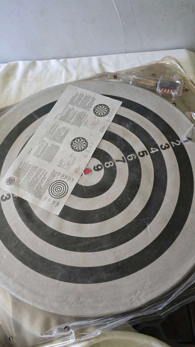 REVERSIBLE DART BOARD(2 WAYS)WITH 3 FLIGHTS