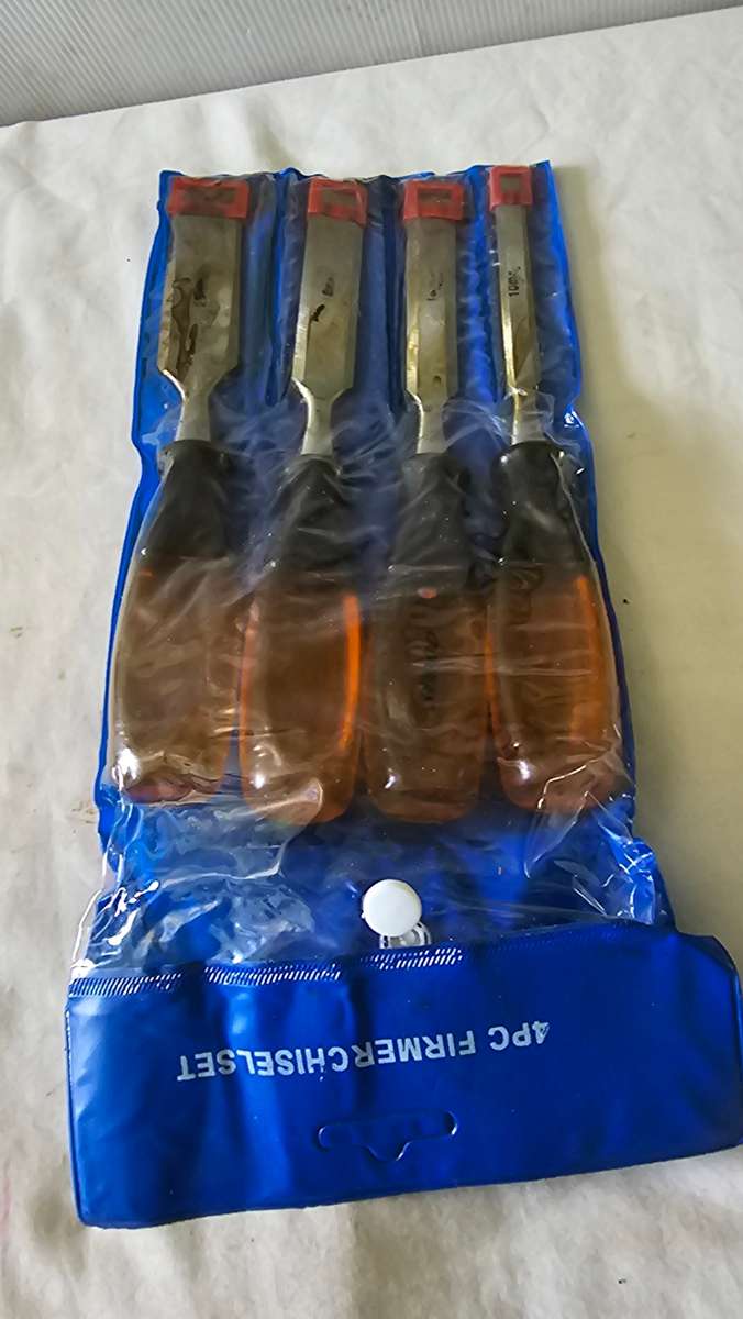 4 PIECE FIRM HANDLE CHISEL SET