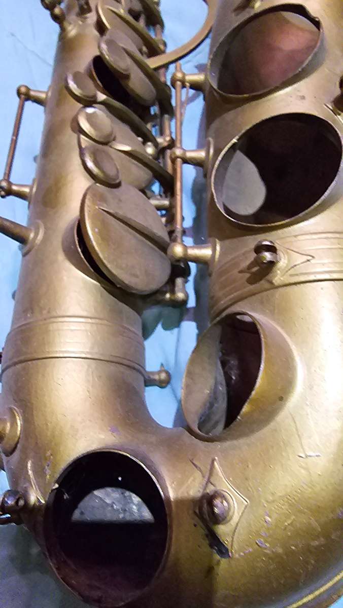 VINTAGE SAXOPHONE FOR DECORATIVE PURPOSE OR REPAIRS