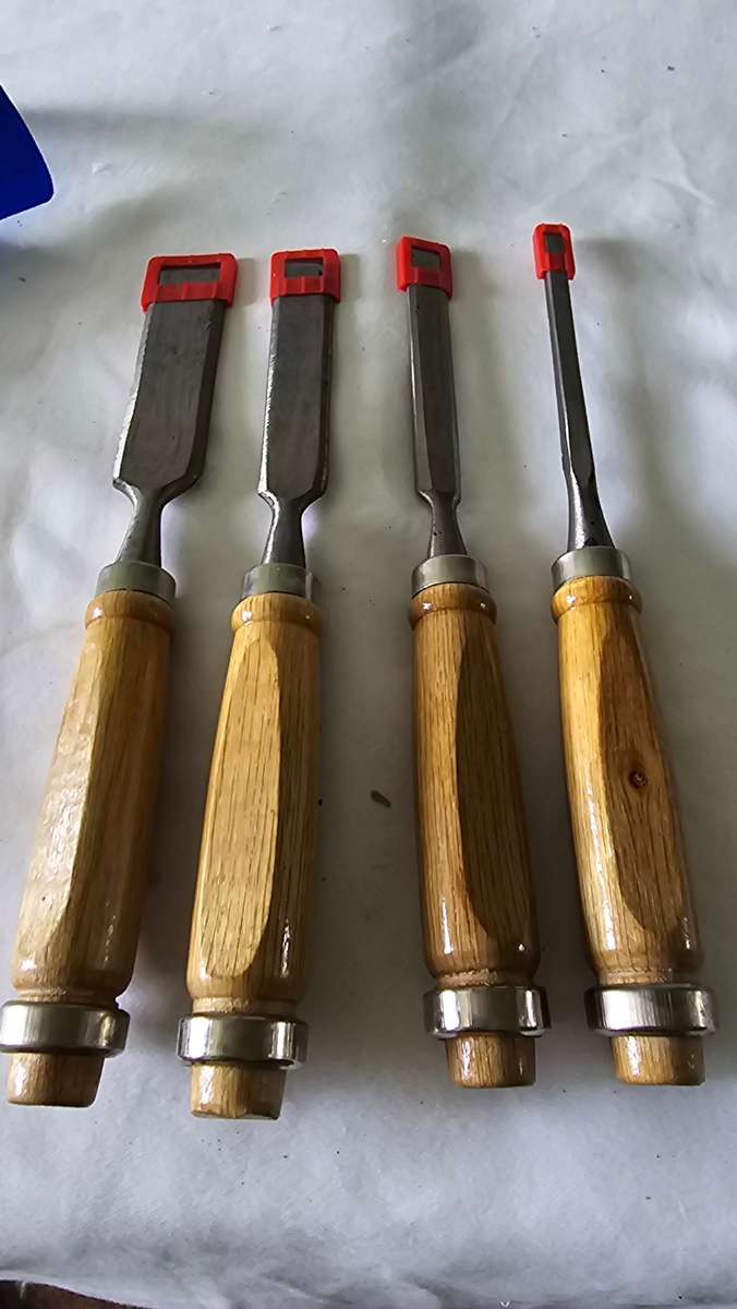 4 PIECE WOODEN HANDLES CHISEL SET