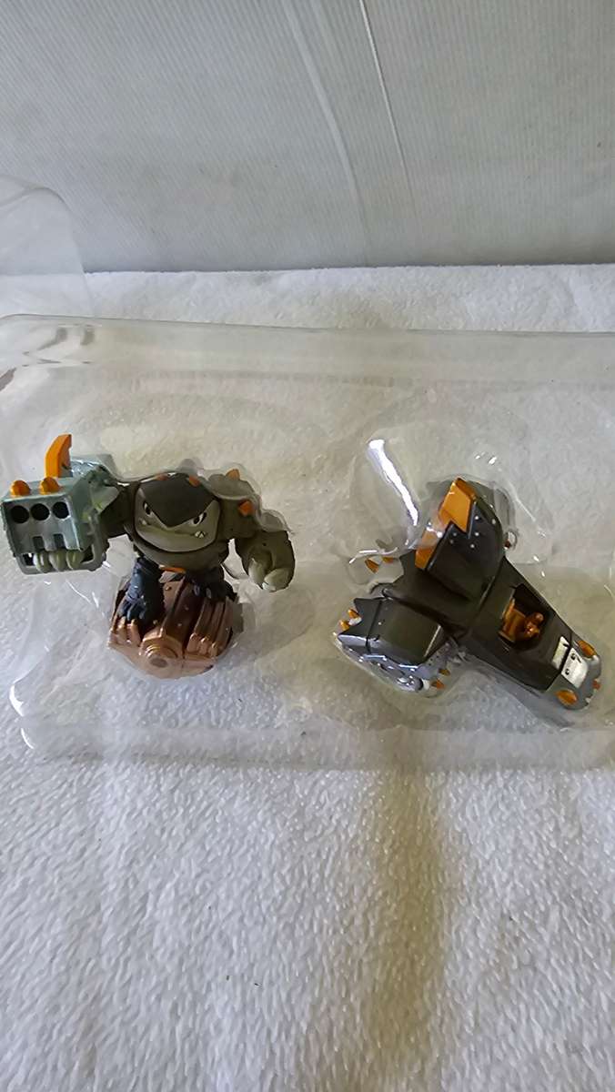 SKYLANDERS SUPERCHARGE ACTION FIGURES