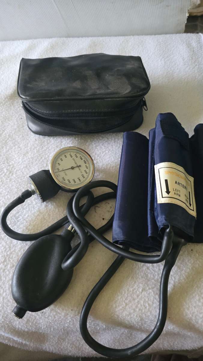 BLOOD PRESSURE MONITOR (VINTAGE)