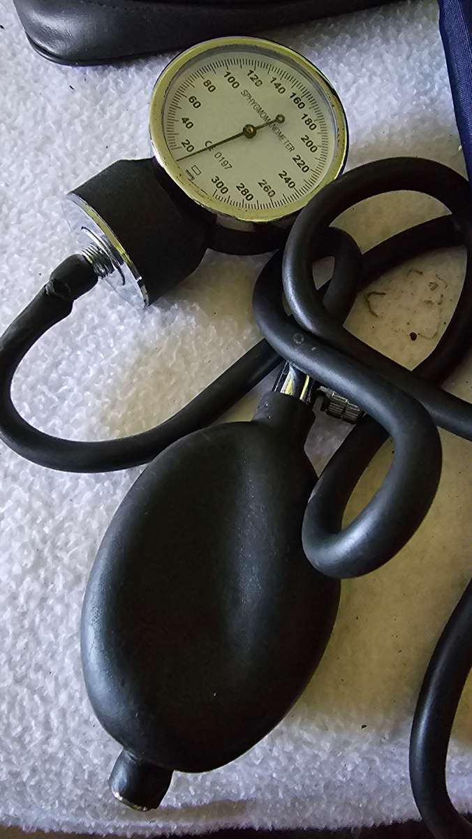 BLOOD PRESSURE MONITOR (VINTAGE)