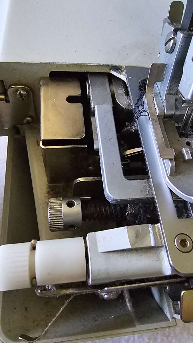 ELNA PRO 4DE DOUBLE NEEDLE OVERLOCKER(WORKS)