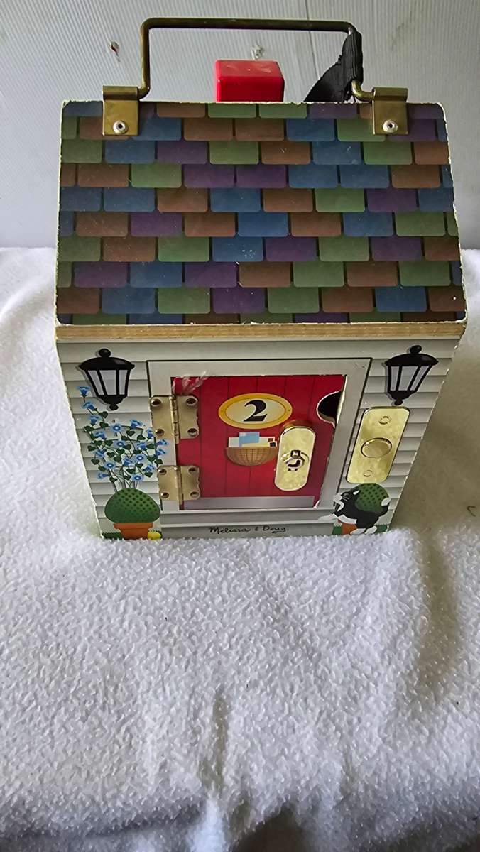 MELISSA &DOUG WOODEN DOORBELL HOUSE(4 DOORS AND KEYS)