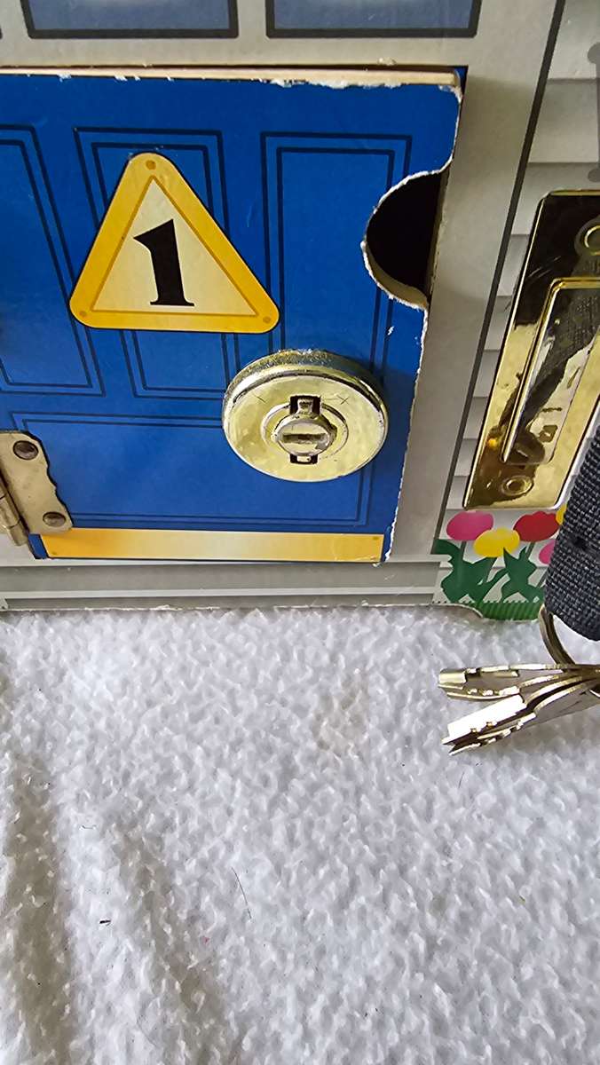 MELISSA &DOUG WOODEN DOORBELL HOUSE(4 DOORS AND KEYS)