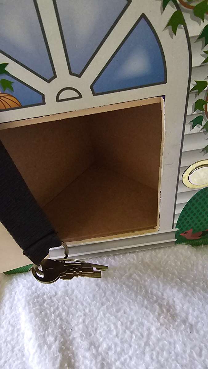 MELISSA &DOUG WOODEN DOORBELL HOUSE(4 DOORS AND KEYS)