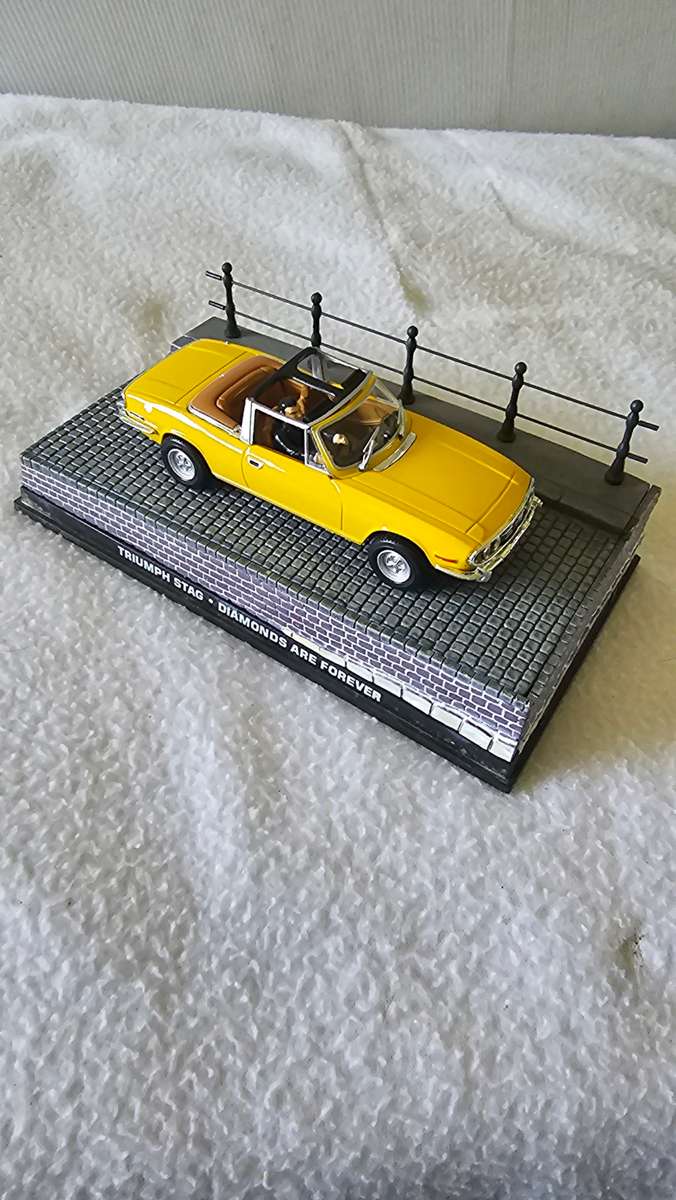 JAMES BOND DIE CAST MODEL TRIUMPH STAG(DIAMONDS ARE FOREVER)SCALE 1:43