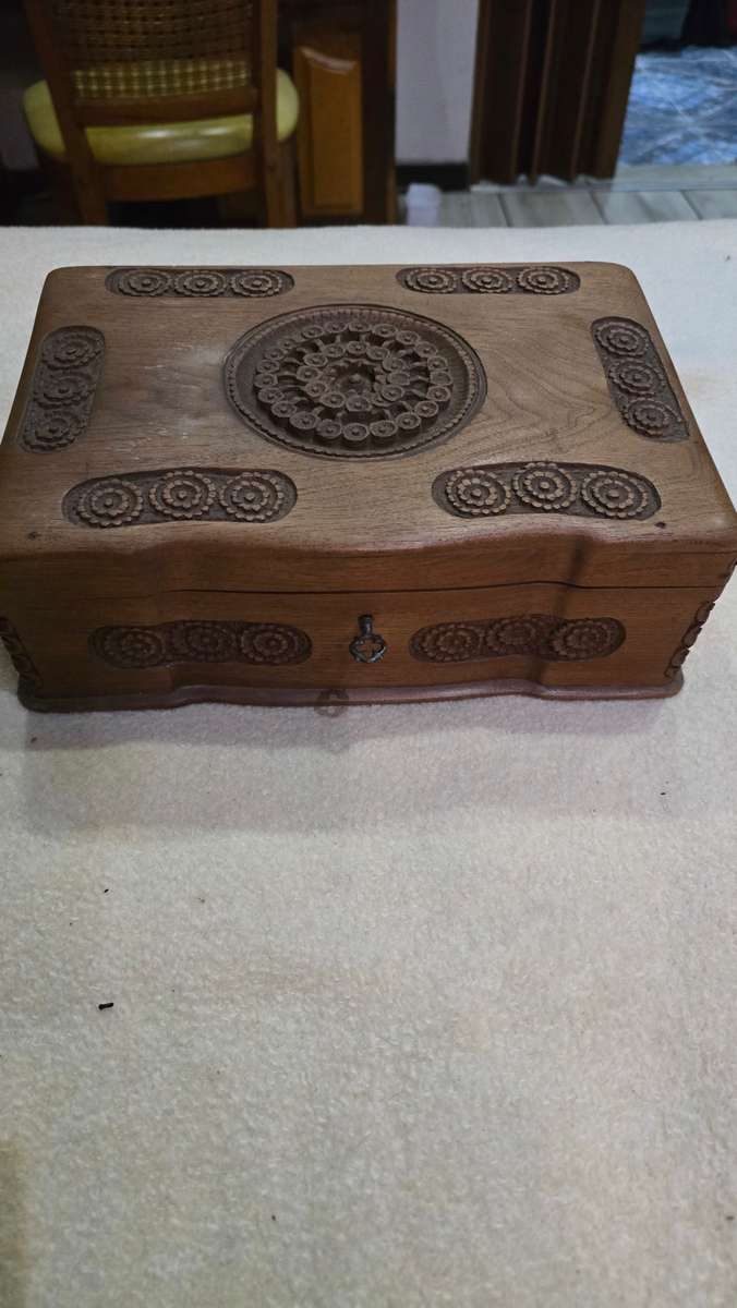 EXQUISITE VINTAGE SOLID WOOD 2 LAYERED CARVED JEWELRY BOX WOTH KEY