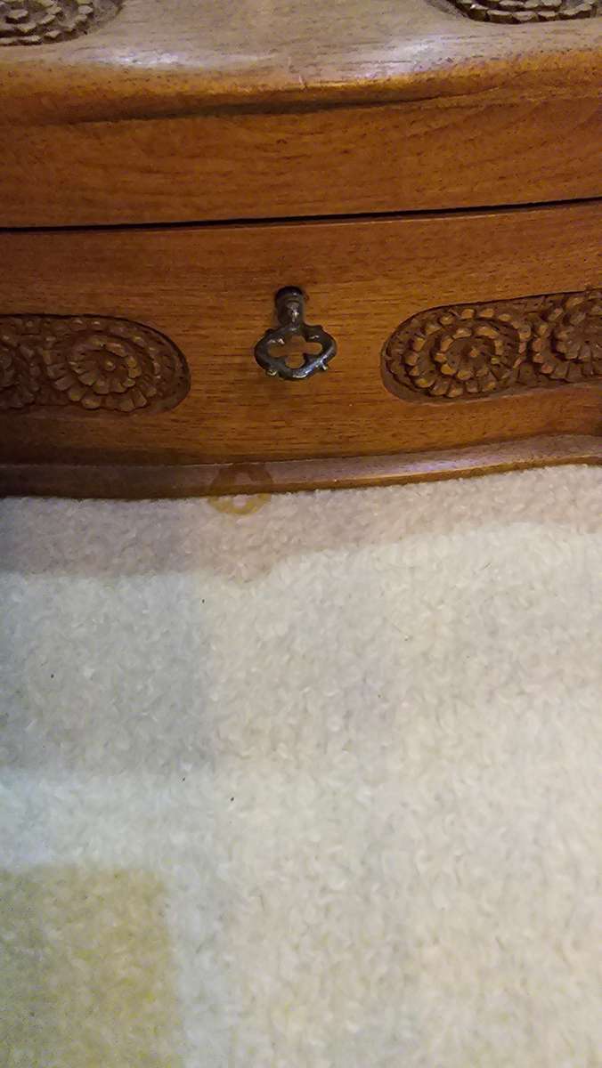 EXQUISITE VINTAGE SOLID WOOD 2 LAYERED CARVED JEWELRY BOX WOTH KEY