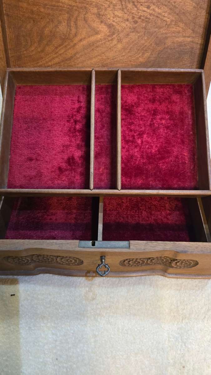 EXQUISITE VINTAGE SOLID WOOD 2 LAYERED CARVED JEWELRY BOX WOTH KEY