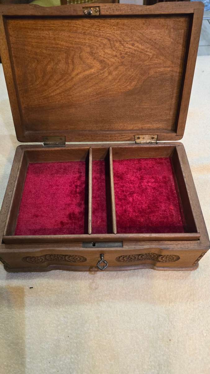 EXQUISITE VINTAGE SOLID WOOD 2 LAYERED CARVED JEWELRY BOX WOTH KEY