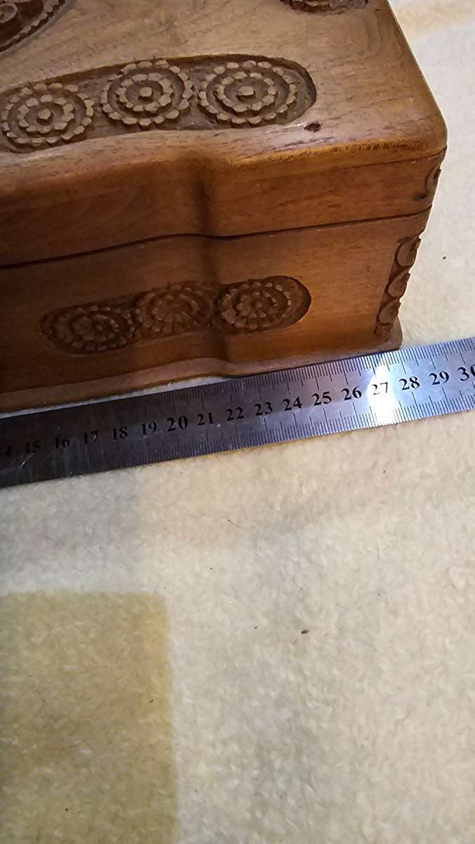 EXQUISITE VINTAGE SOLID WOOD 2 LAYERED CARVED JEWELRY BOX WOTH KEY