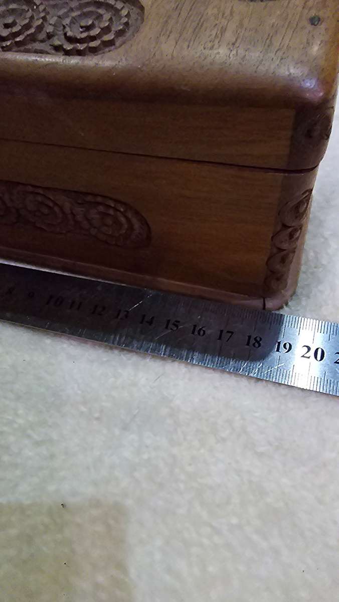 EXQUISITE VINTAGE SOLID WOOD 2 LAYERED CARVED JEWELRY BOX WOTH KEY