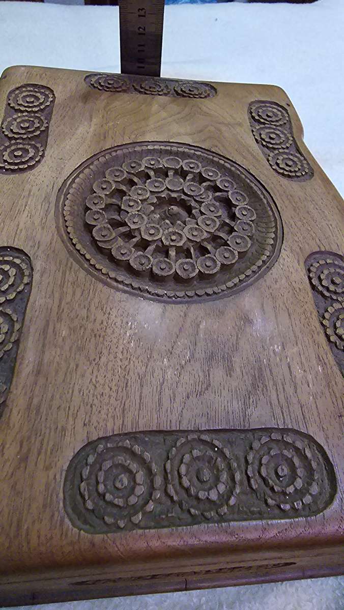 EXQUISITE VINTAGE SOLID WOOD 2 LAYERED CARVED JEWELRY BOX WOTH KEY